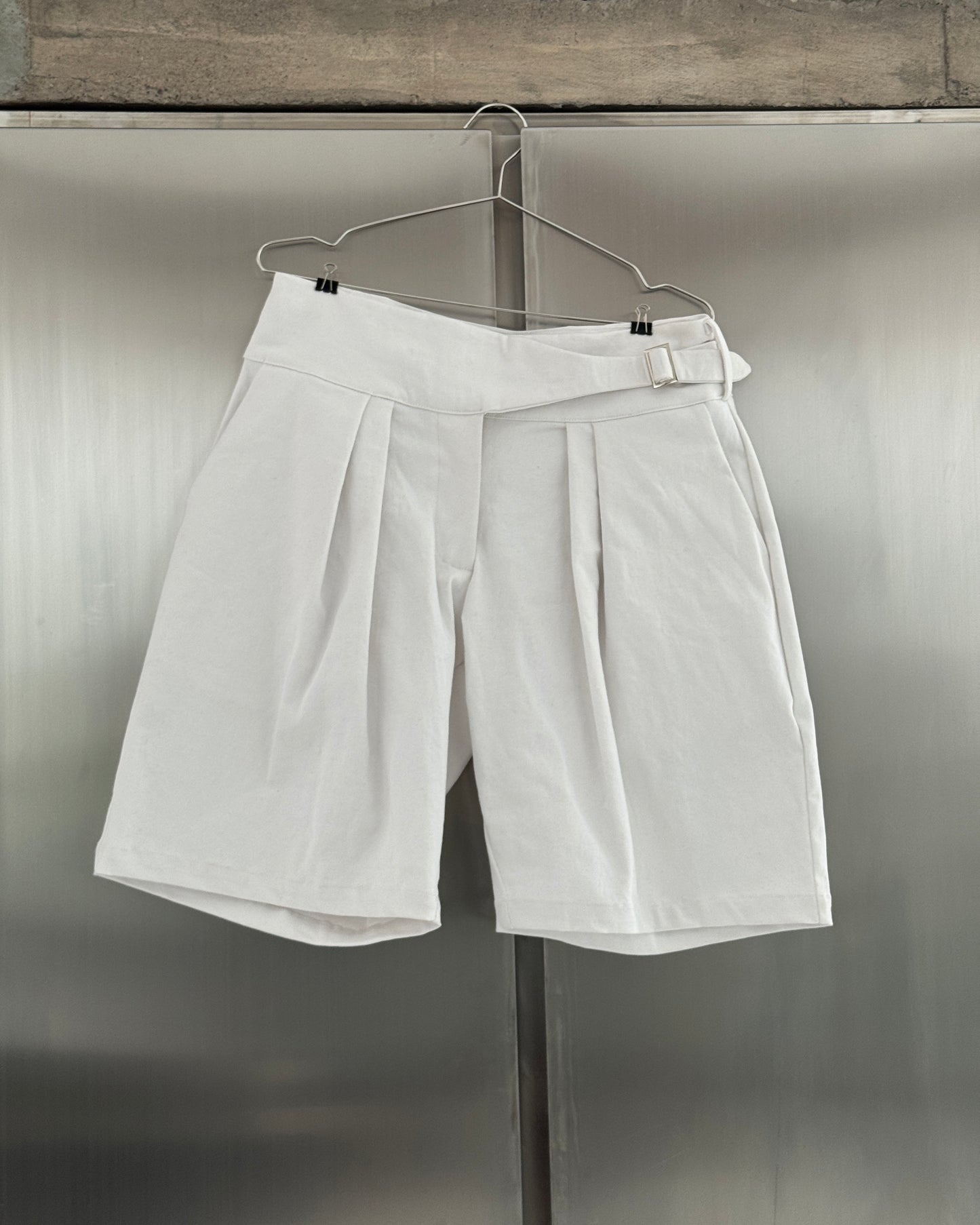 THE BUCKLE SHORT - CHALK