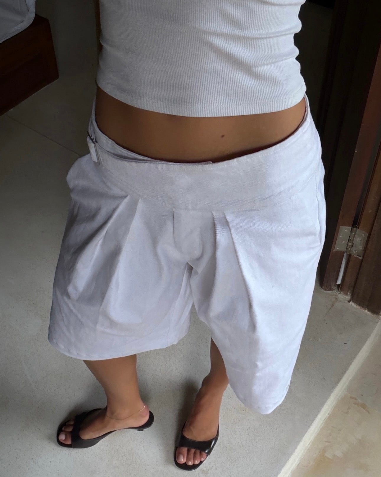 THE BUCKLE SHORT - CHALK