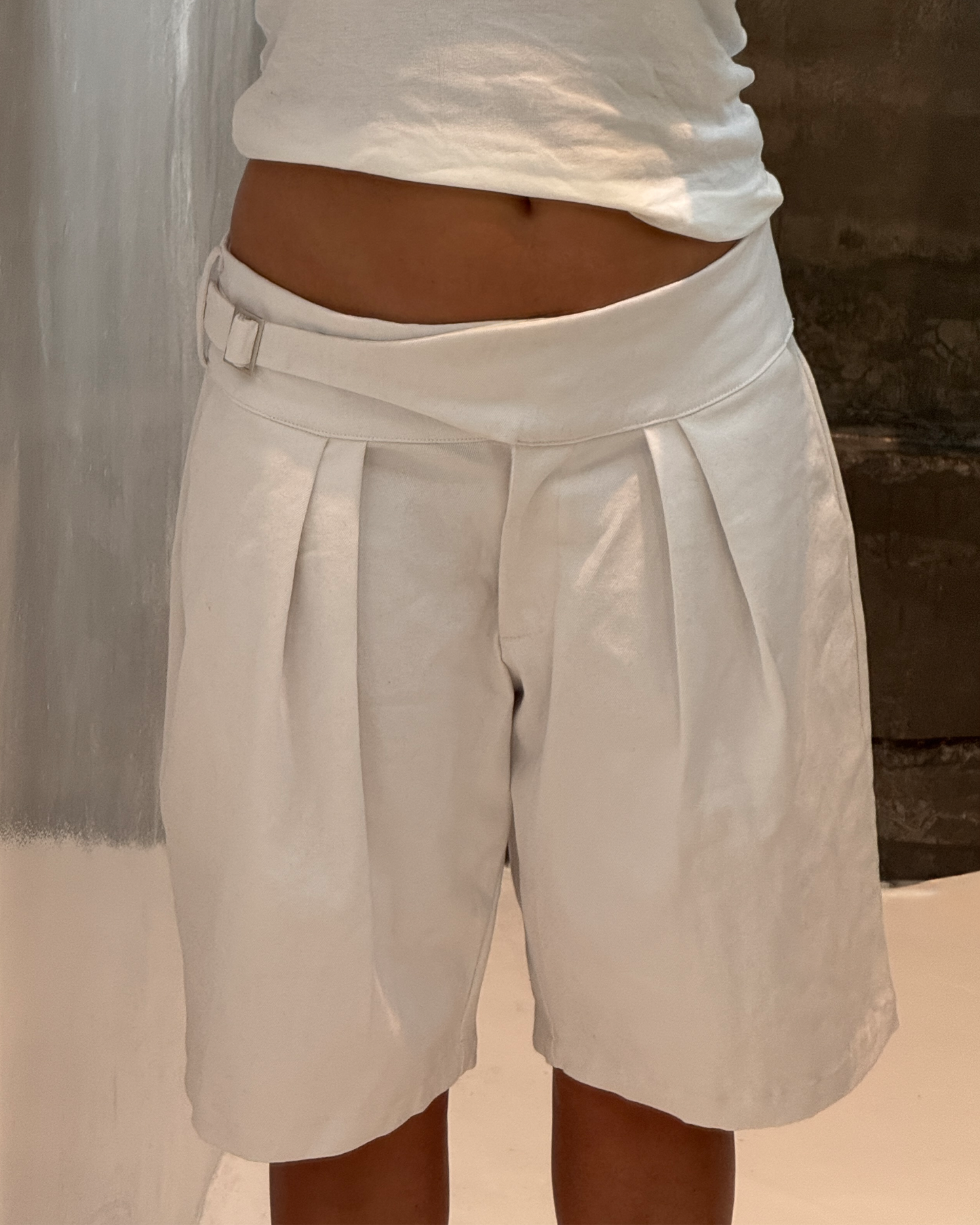 THE BUCKLE SHORT - CHALK