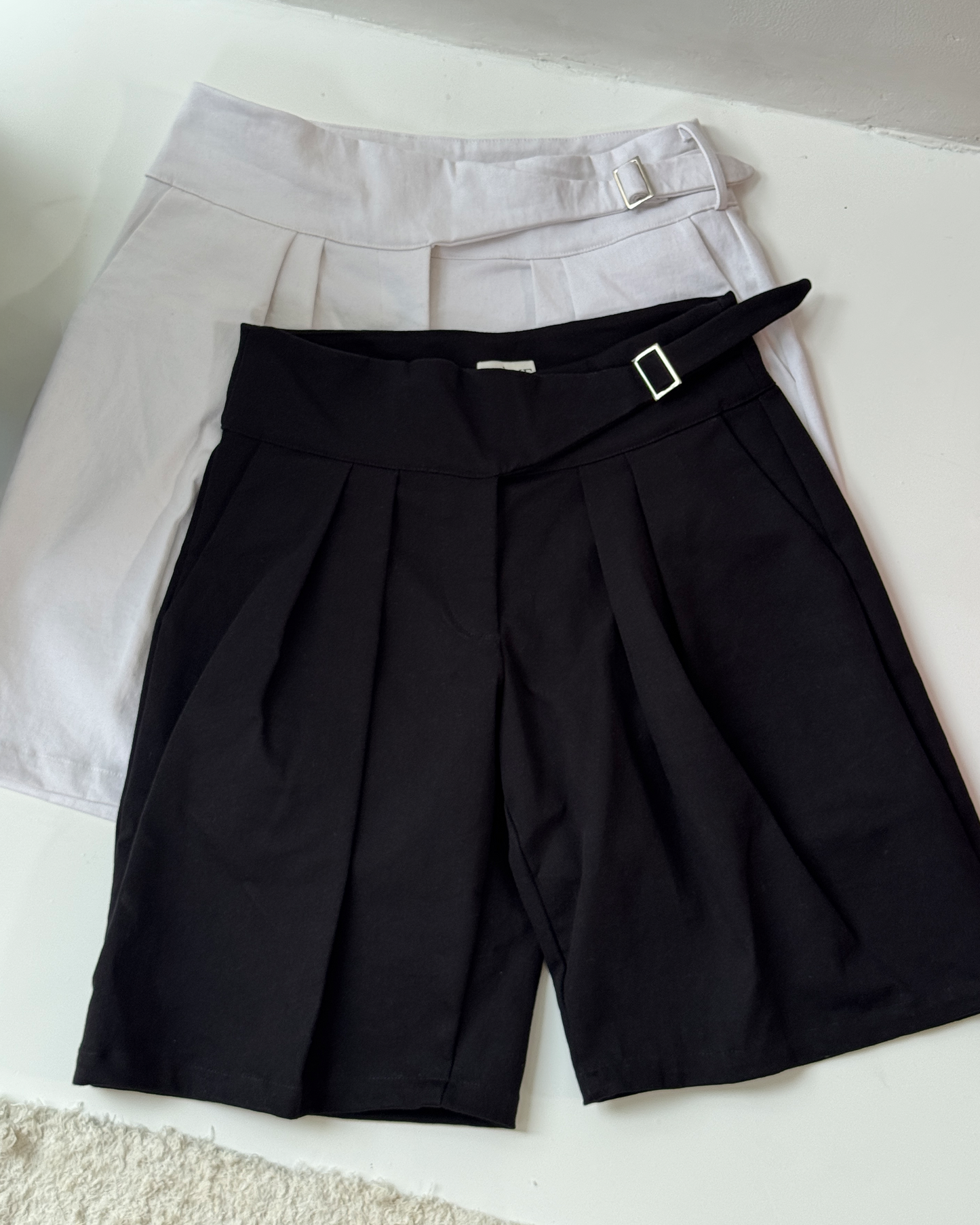 THE BUCKLE SHORT - BLACK